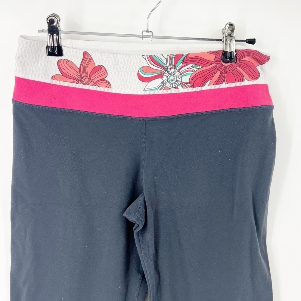 ✅ Lululemon Crop Gray Floral Band Gray White Reversible Capri Leggings Size 6 - Picture 2 of 5